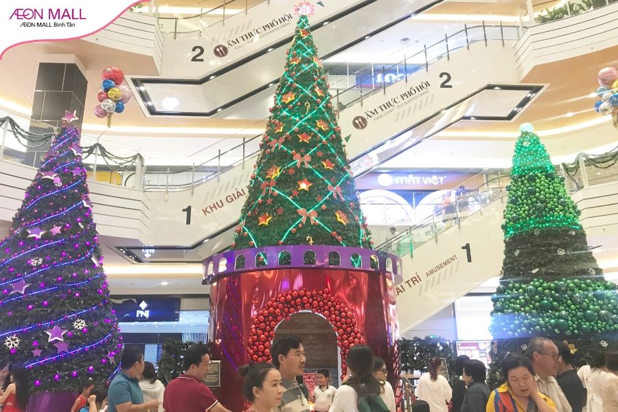 Top 99 christmas decorations mall Browse festive displays and find inspiration